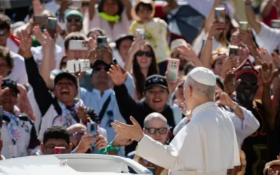 Ante miles de jóvenes, León XIV pide una comunicación “honesta y prudente”