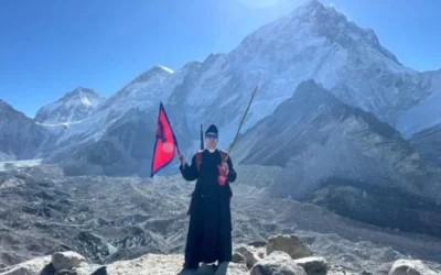 Sacerdote hace historia al celebrar la Misa en el Everest, el “techo del mundo”