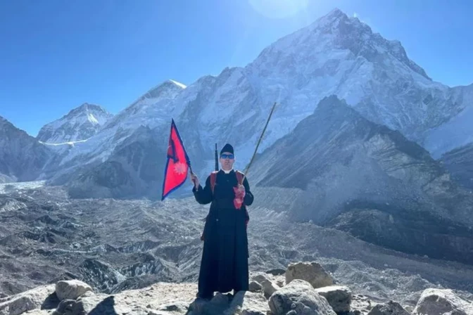 Sacerdote hace historia al celebrar la Misa en el Everest, el “techo del mundo”