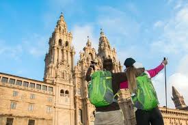 El Camino de Santiago es una experiencia turística y de peregrinación muy popular, que atrae a personas de todas las edades y orígenes
