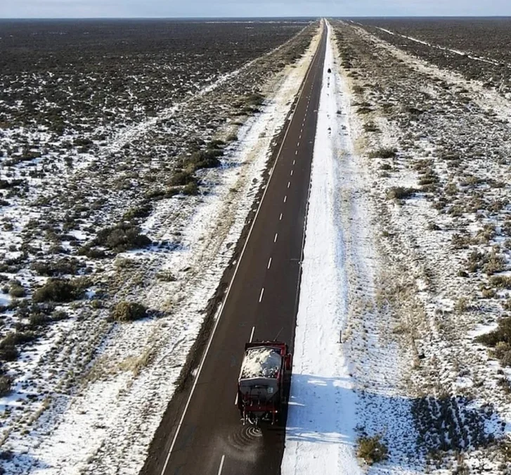 El increíble truco de la sal en la ruta: el secreto para evitar el hielo y manejar seguro en vacaciones