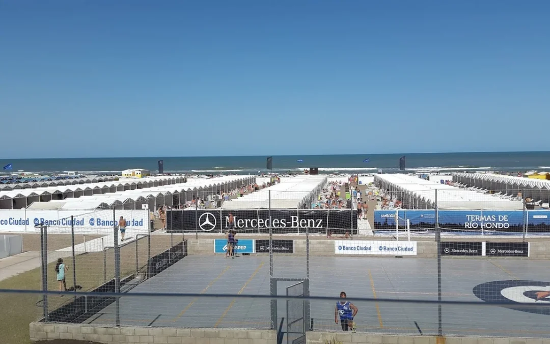 Comenzó el armado de carpas para el verano en Mar del Plata: más de mil pozos y meses de trabajo por balneario