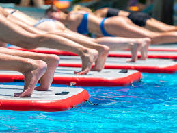 Qué es el ejercicio vertical acuático: la actividad que gana adeptos entre los +40