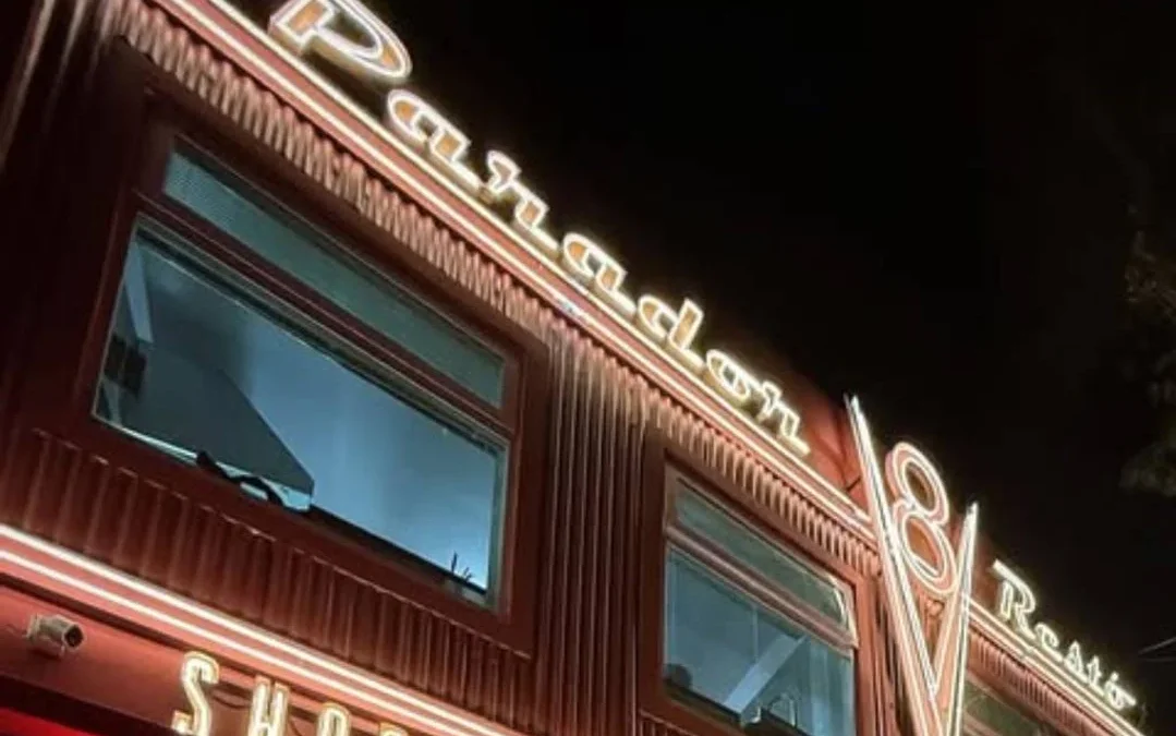 Bar de playa abierto en pleno invierno: dónde está y cuánto cuesta desayunar o merendar en el Caribe de CABA