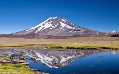 Maravilla natural en Mendoza: la laguna cristalina al pie del volcán Maipo adonde llegaron los incas