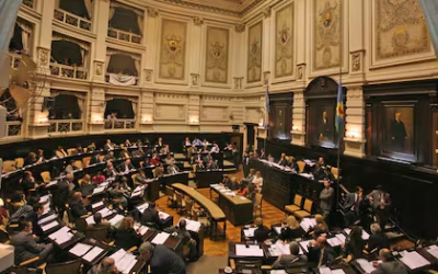 Una distancia demasiado lejana entre la política y la producción