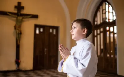 Cinco hábitos para enseñar a los niños a reverenciar la Misa