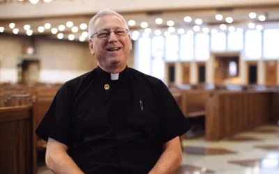 Casado por 40 años, se convirtió en sacerdote a los 67: “Mi matrimonio me preparó para esta nueva vocación”