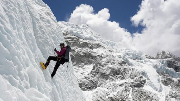 Nepal ofrece permisos gratuitos para escalar 97 nuevas cumbres y desafía la saturación del Everest