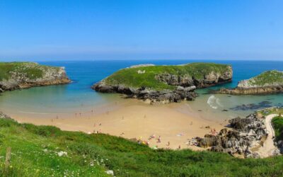 Si vas a España, parece el Caribe, pero está en Asturias: la playa paradisíaca de agua turquesas que te deja sin aliento