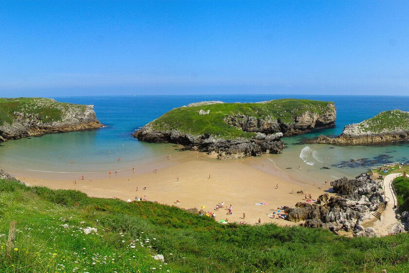 Si vas a España, parece el Caribe, pero está en Asturias: la playa paradisíaca de agua turquesas que te deja sin aliento