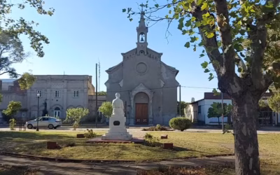 Escapada al mar: el pueblo para descansar y fotografiar sus fachadas, bien cerca de la playa