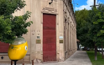 El pueblo detenido en el tiempo que mantiene los teléfonos públicos y es ideal para una escapada