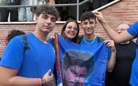 Tres jóvenes compartieron los “milagros silenciosos” de Acutis en su parroquia poco antes de su canonización