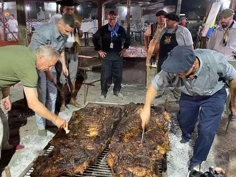 Escapada gastronómica: el pueblo bonaerense que elabora el mejor asado con cuero de Argentina