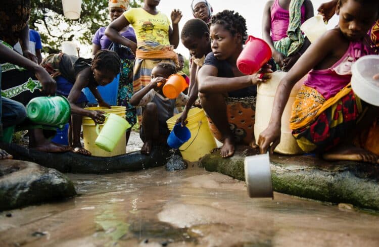Más de 2000 millones de personas no tienen acceso al agua potable, ni a instalaciones de higiene básica