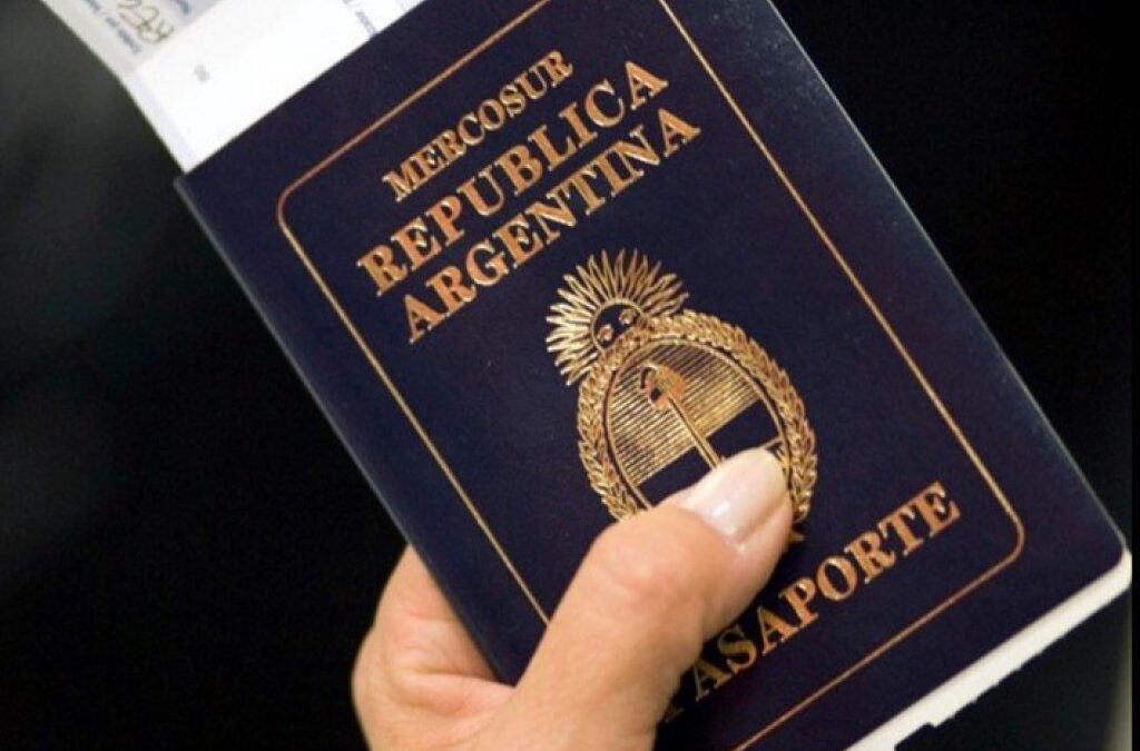 Alerta pasaportes: piden devolver una serie por una falla invisible en la tinta y cómo saber si te afecta