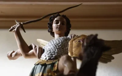 Reza el poderoso Rosario de san Miguel arcángel