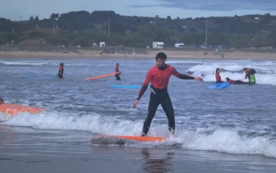 Noviazgo y surf: un campamento para aprender de Dios sobre el amor humano