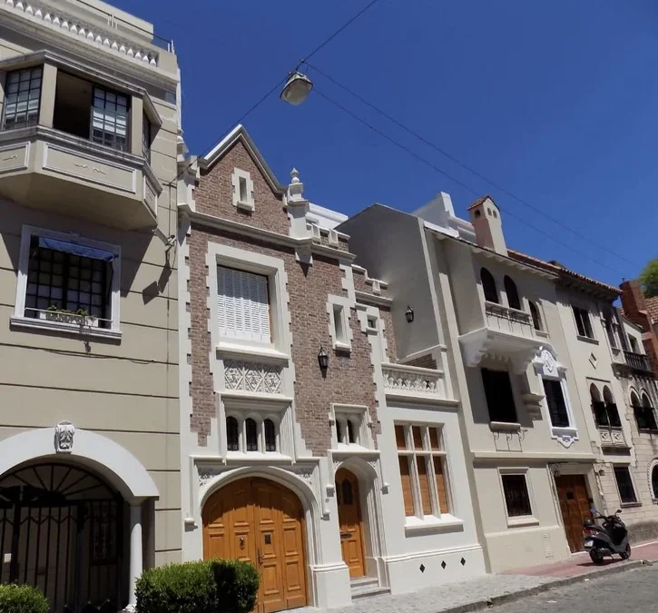 Dónde queda «la Malasia Argentina» que deslumbra con sus calles y arquitectura