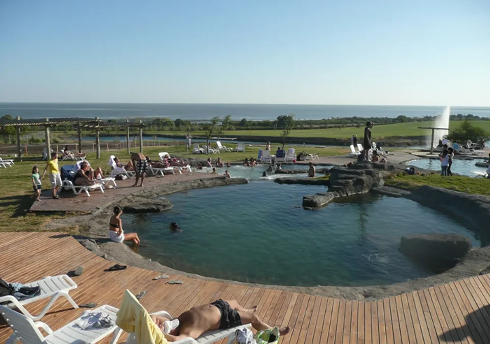 Ideal para un finde largo: turismo, río, pescado y termas en la ciudad con nombre de realeza