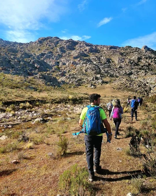 Refugio en las Altas Cumbres: Trekking de 7 horas, cascadas y vistas únicas