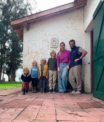 Se mudó a una casa de campo que estuvo 25 años abandonada y las imágenes del “antes y después” son furor en redes