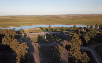 El pueblo a 2 horas en tren de Buenos Aires con restaurantes y vista al río