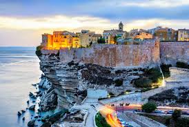 Bonifacio, la ciudad suspendida sobre acantilados que cautiva a Europa