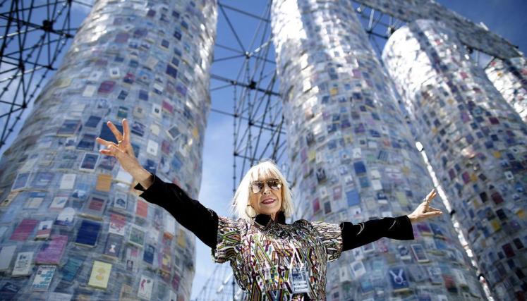 Marta Minujín levanta hoy sábado su Torre de Pisa de Spaghettis en El Recoleta