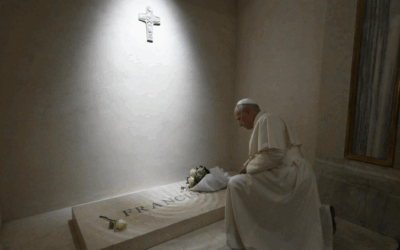 León XIV en oración ante la tumba de Francisco en la Basílica Santa María la Mayor