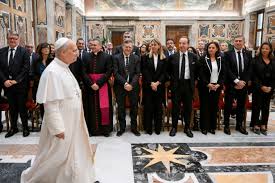 El Papa León XIV pide evitar el exceso de información que deshumaniza y manipula