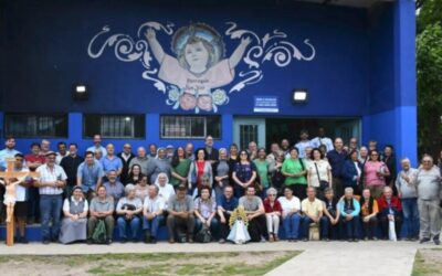 Un grupo numeroso de sacerdotes, laicas, laicos, consagradas, consagrados y obispos que trabajan en las periferias geográficas y existenciales del conurbano bonaerense se reunieron