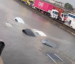 Autos bajo el agua en plena Panamericana por el temporal