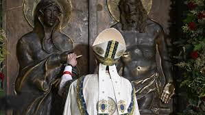 Jubileo 2025: Cardenal Makrickas cierra la Puerta Santa de la Basílica de Santa María la Mayor