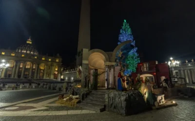 El Vaticano inaugura el belén y enciende el árbol de Navidad en la Plaza de San Pedro