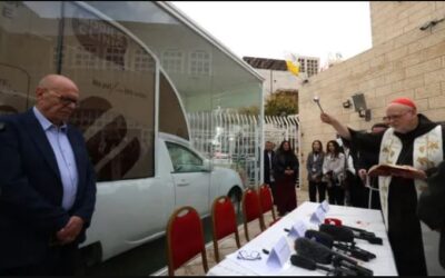 El papamóvil convertido en clínica sanitaria llegó finalmente a Gaza