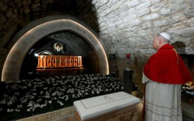 Ante la tumba de San Charbel el Papa evocó las esperanzas y tristezas de Medio Oriente
