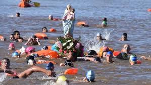 San Nicolás: procesión a nado convocó a más de 450 fieles en honor de la Virgen