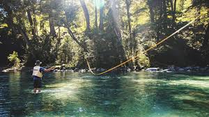 Aguas cristalinas, bosques y lagunas escondidas: el encantador pueblo para desconectar durante el verano