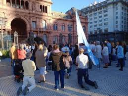 Día de los Santos inocentes: mañana rezarán un Rosario luminoso frente a la Casa Rosada