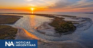 Así es el único lugar de Argentina donde el sol sale por el mar y se pone sobre el río