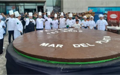Locura por el alfajor gigante en Mar del Plata: pesó más de 700 kilos y van por el récord Guinness