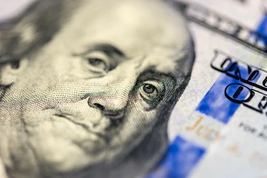El dólar oficial no para de bajar: ¿a cuánto cerró este jueves?
