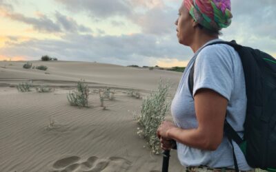 Donde el bosque habla: la mujer que enseñó a Claromecó a mirar los hongos