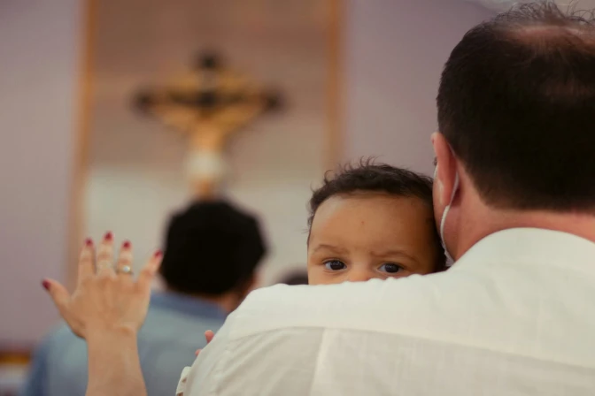 ¿A Misa con los niños? Obispo argentino dice que así los papás hacen “sabrosas” sus vidas