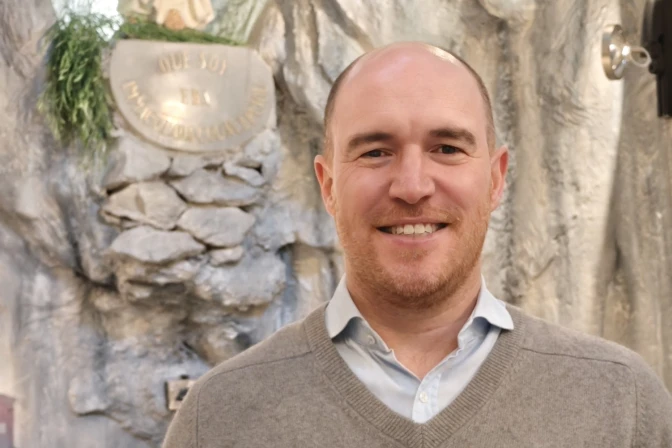 Peregrinar a Lourdes: los enfermos entran en la gruta desanimados y “salen cambiados” 