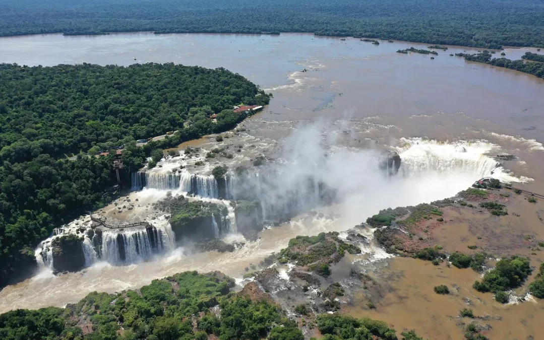 Crecida en Iguazú: cierran la Garganta del Diablo por el fuerte aumento del caudal del río