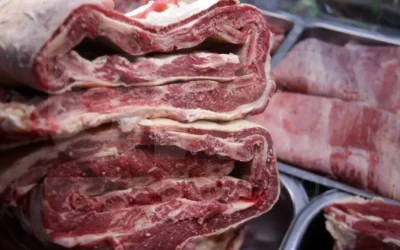 La carne impulsó la inflación en marzo y ya hay municipios que pagan sueldos con vales