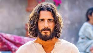 Jonathan Roumie advierte sobre el “Jesús IA”: “El verdadero Jesús está frente a ti”